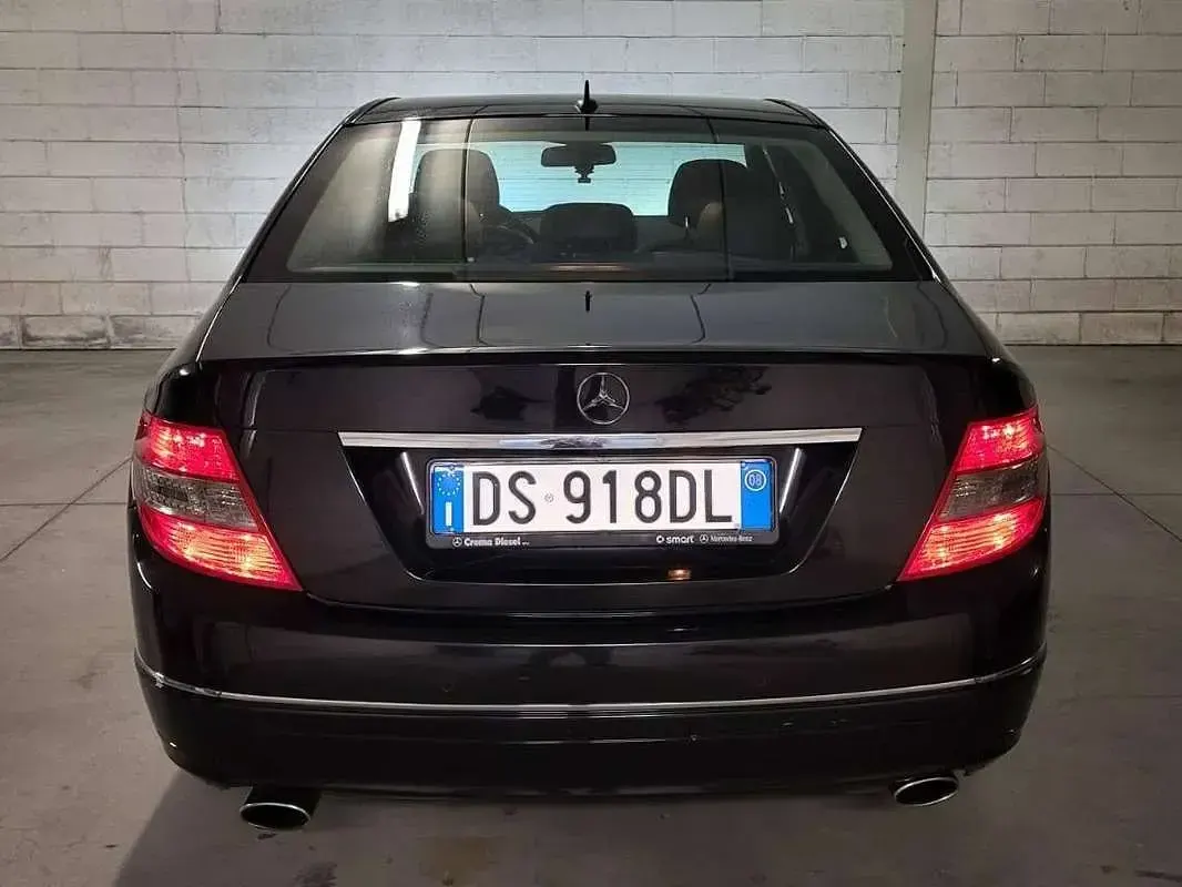 Usado Mercedes C320 224 CV (164 kW) 2008 Negro Berlina