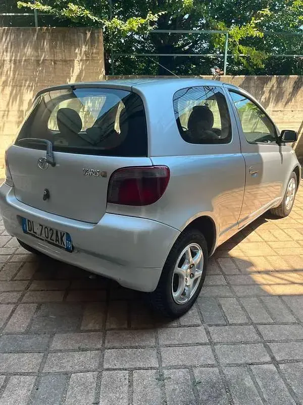 Usata Toyota Yaris Sol 68 CV (50 kW) 2000 Grigio Berlina