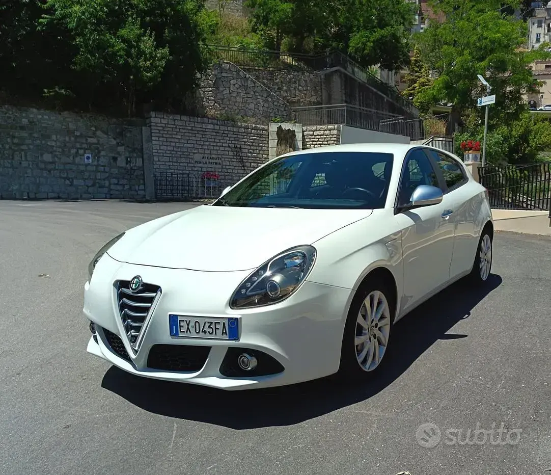 Usata Alfa Romeo Giulietta Distinctive 105 CV (77 kW) 2014 Bianco Utilitaria