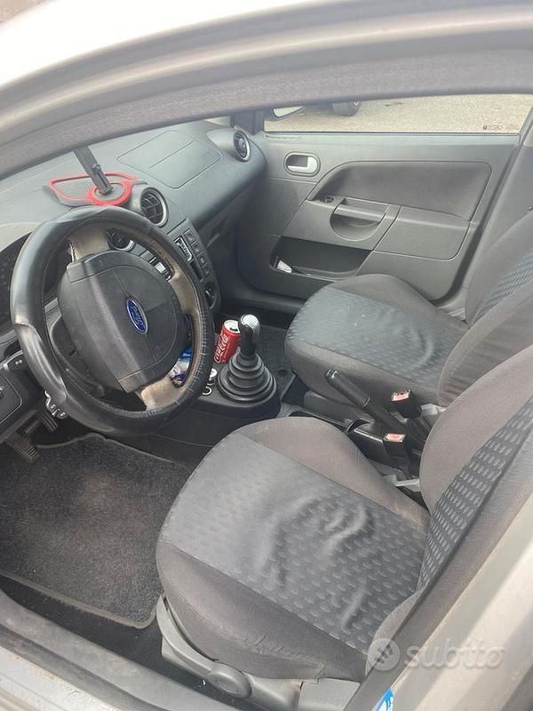 Usata Ford Fiesta Ghia 80 CV (58 kW) 2002 Utilitaria