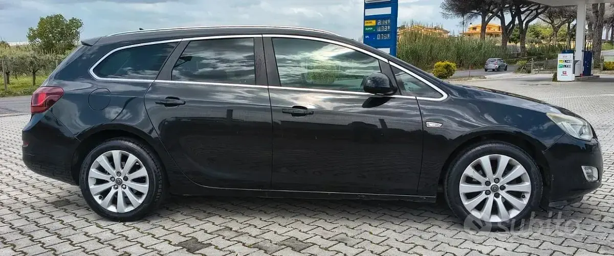 Usata Opel Astra 140 CV (102 kW) 2012 Nero Station wagon