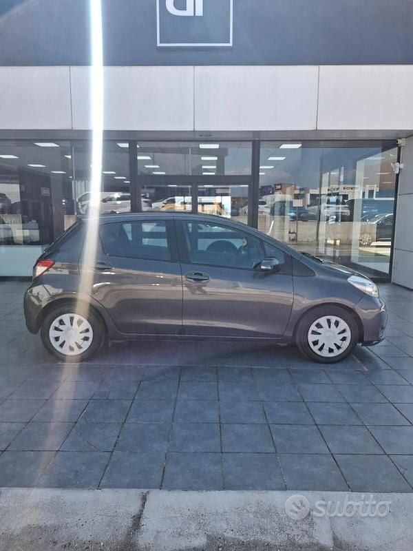 Usata Toyota Yaris Lounge 90 CV (66 kW) 2013 Grigio Utilitaria