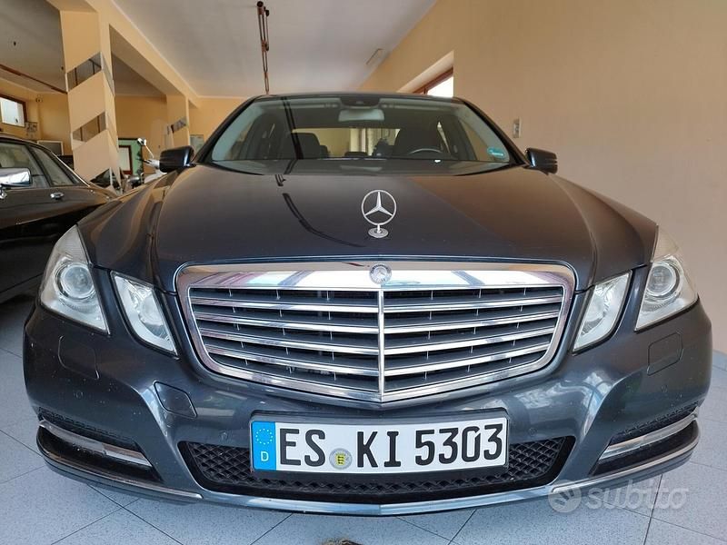Blu Usata 2012 Mercedes E220 Elegance Tre volumi | 12.800 € (Buon prezzo) - Immagine 1/4