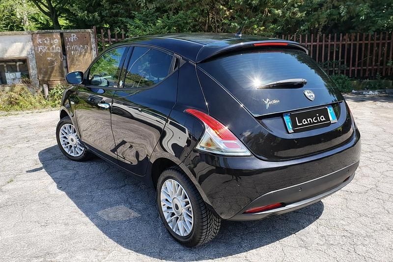 Usata Lancia Ypsilon 85 CV (62 kW) 2015 Nero Utilitaria