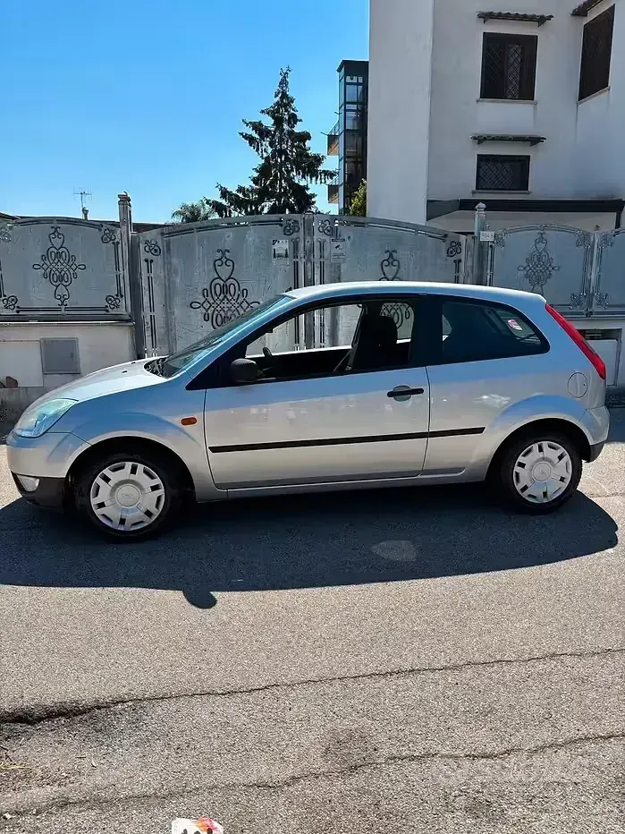 Usata Ford Fiesta Ghia 75 CV (55 kW) 2004 Grigio Utilitaria