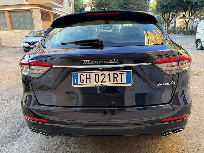 Usata Maserati Levante 330 CV (242 kW) 2022 Blu/azzurro SUV
