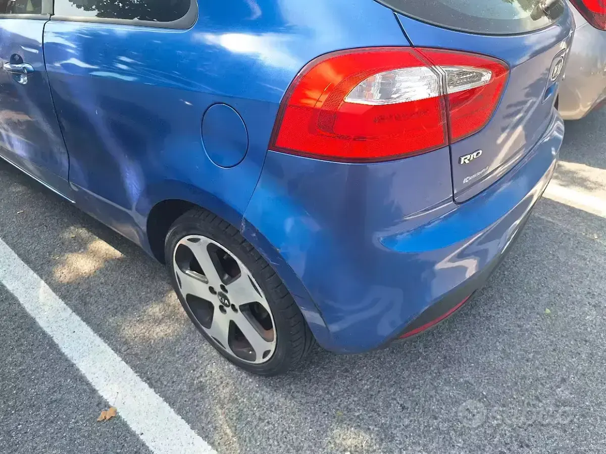 Usata Kia Rio 75 CV (55 kW) 2012 Bluazzurro Berlina