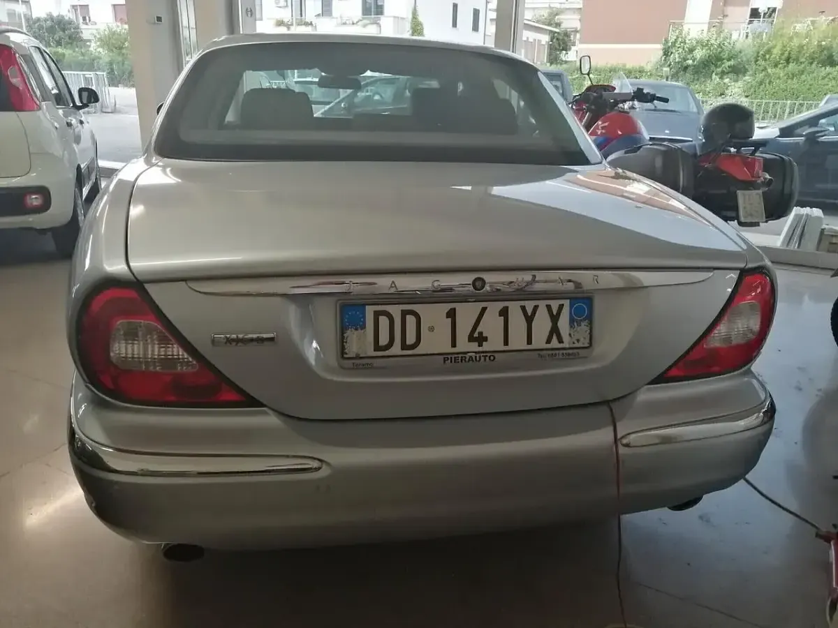 Usata Jaguar XJ Executive 207 CV (152 kW) 2007 Argento Berlina
