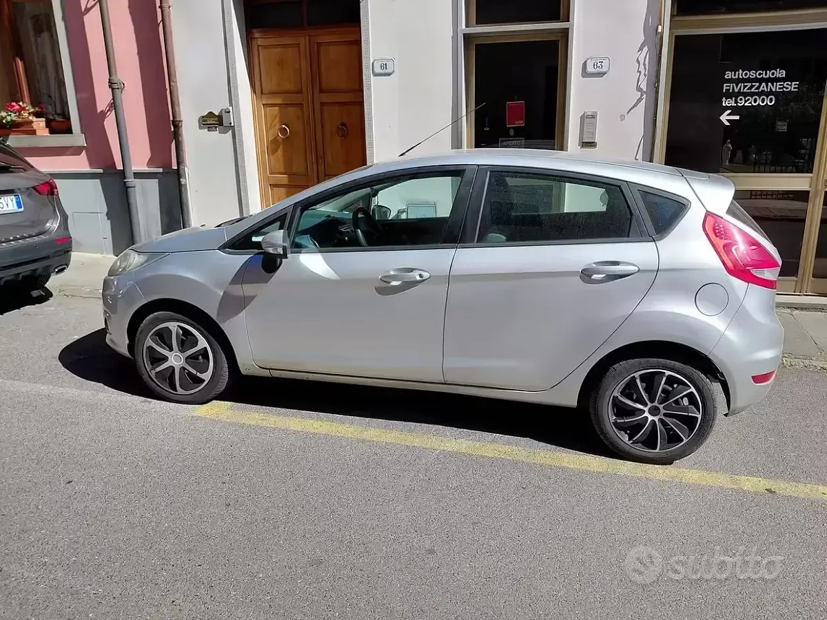 Usata Ford Fiesta 82 CV (60 kW) 2009 Grigio Berlina