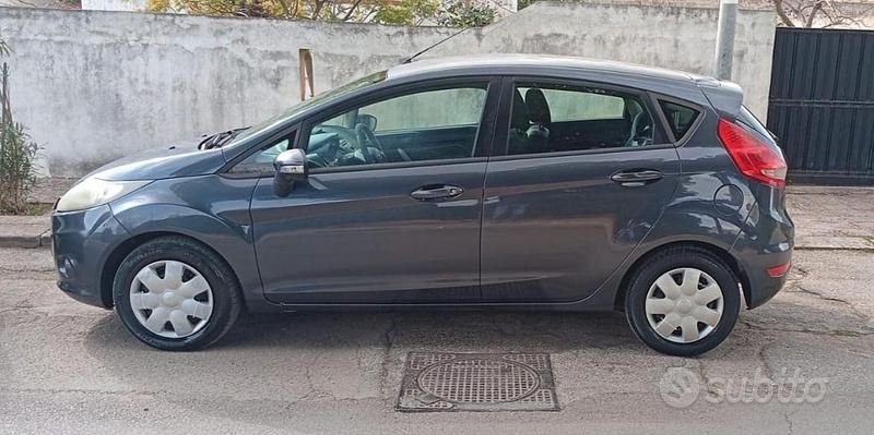 Usata Ford Fiesta Titanium 68 CV (50 kW) 2008 Grigio Utilitaria