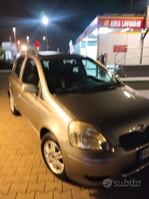 Usata Toyota Yaris 75 CV (55 kW) 2004 Grigio Utilitaria