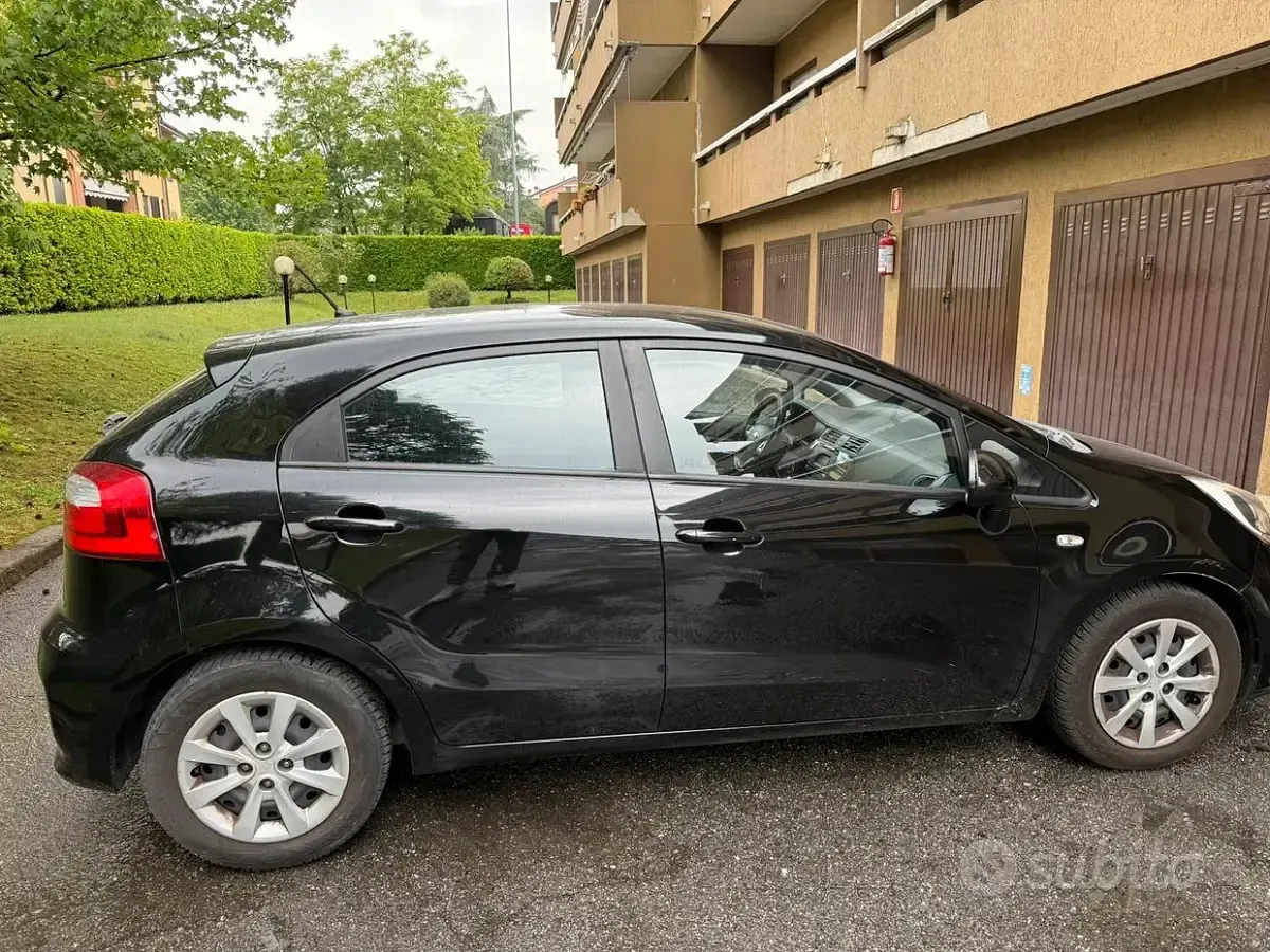 Usata Kia Rio 85 CV (62 kW) 2016 Nero Utilitaria
