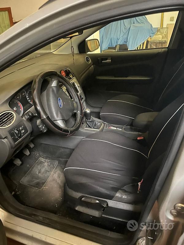 Usata Ford Focus 90 CV (66 kW) 2005 Grigio Station wagon