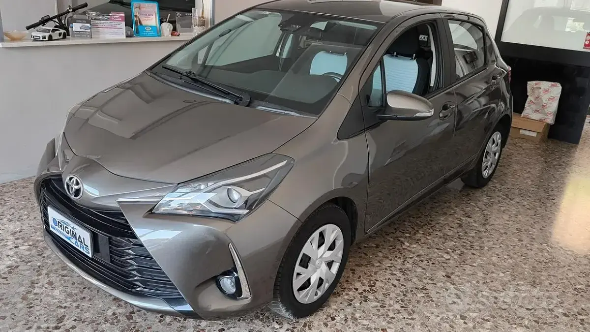 Usata Toyota Yaris Lounge 69 CV (50 kW) 2018 Marrone Berlina