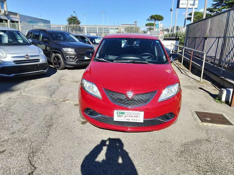 Usata Lancia Ypsilon Silver 69 CV (50 kW) 2017 Rosso pastello Utilitaria