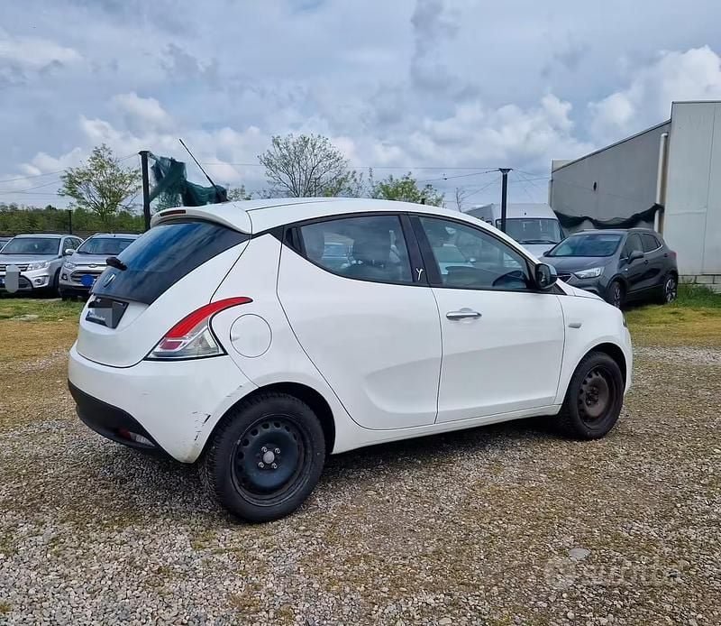 Usata Lancia Ypsilon 69 CV (50 kW) 2014 Bianco Utilitaria