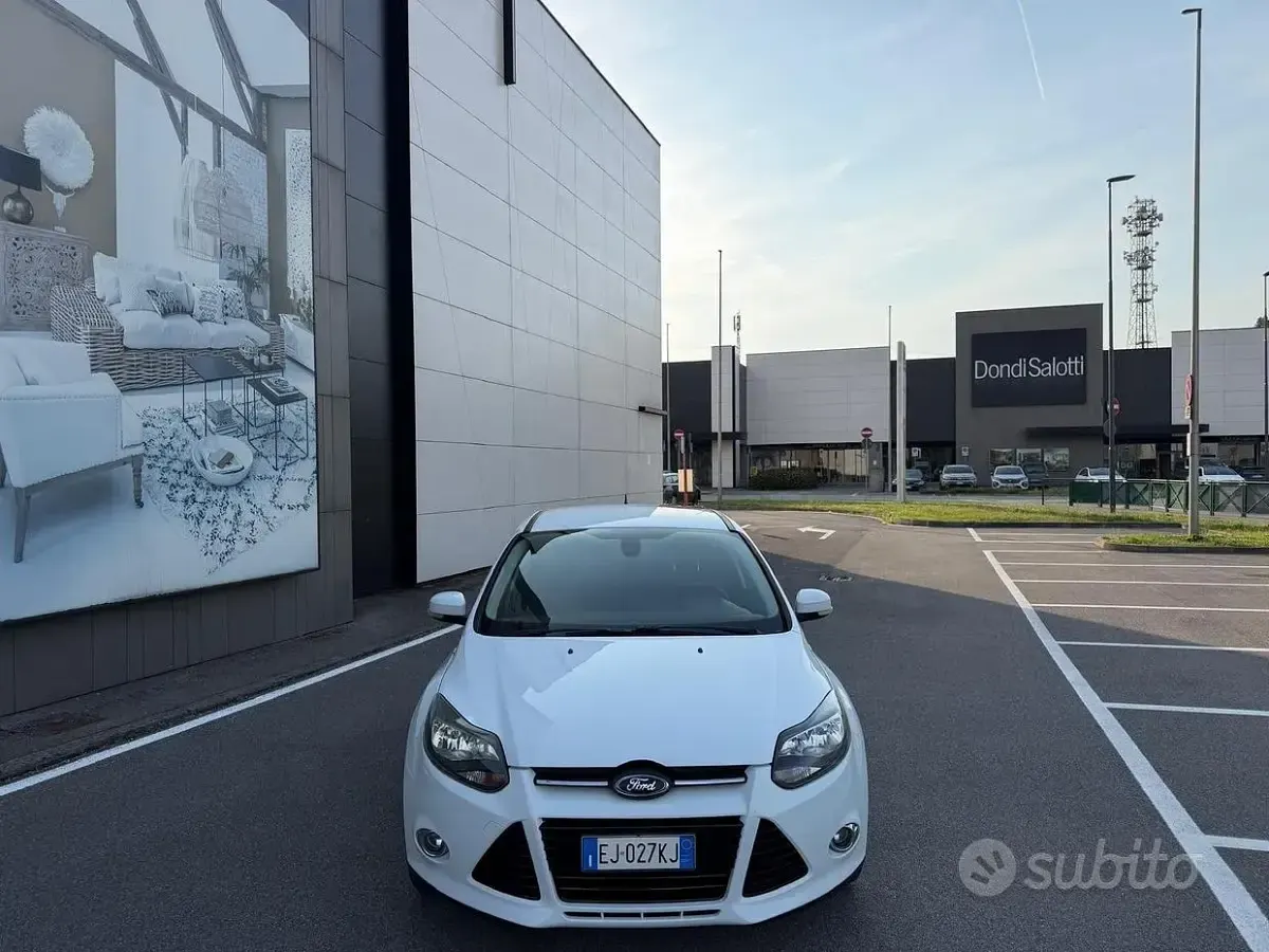 Usata Ford Focus Titanium 125 CV (91 kW) 2011 Bianco Berlina