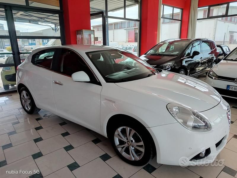 Bianco Usata 2011 Alfa Romeo Giulietta Exclusive Tre volumi | 5800 € (Buon prezzo) - Immagine 1/4