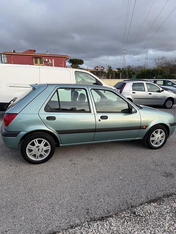 Usata Ford Fiesta 75 CV (55 kW) 2000 Blu Berlina