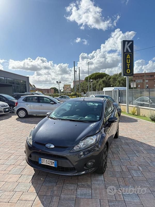 Grigio Usata 2008 Ford Fiesta Due volumi | 3950 € (Molto cara) - Immagine 1/4