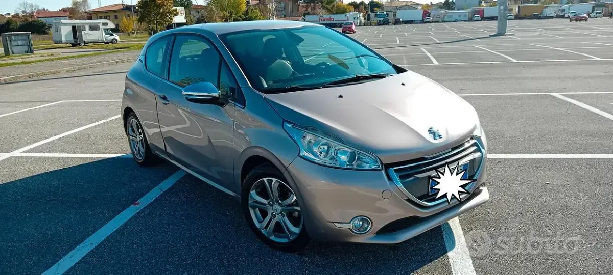 Usata Peugeot 208 Allure 82 CV (60 kW) 2013 Oro Utilitaria