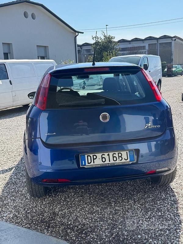 Usata Fiat Grande Punto Dynamic 90 CV (66 kW) 2008 Blu Utilitaria