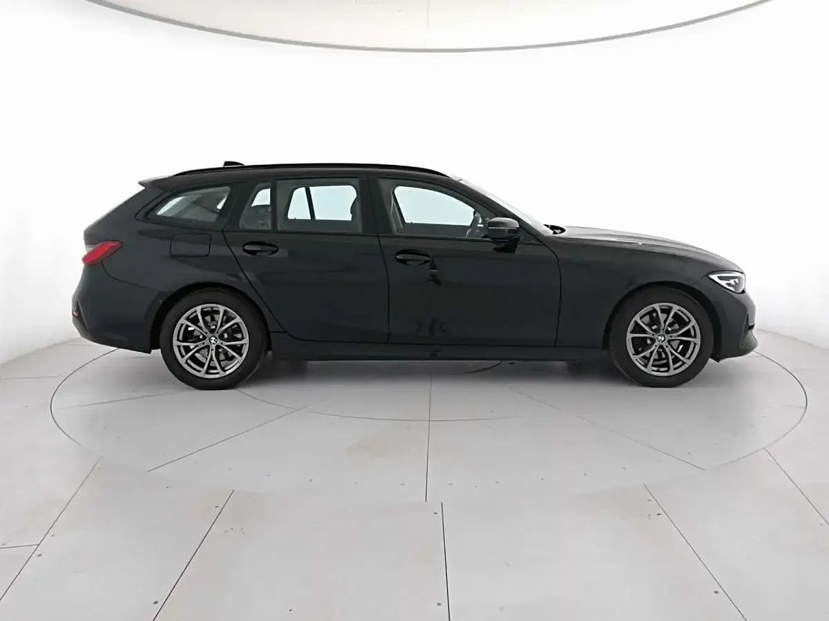 Usata BMW 320 Sport Line 190 CV (139 kW) 2020 Black sapphire Station wagon