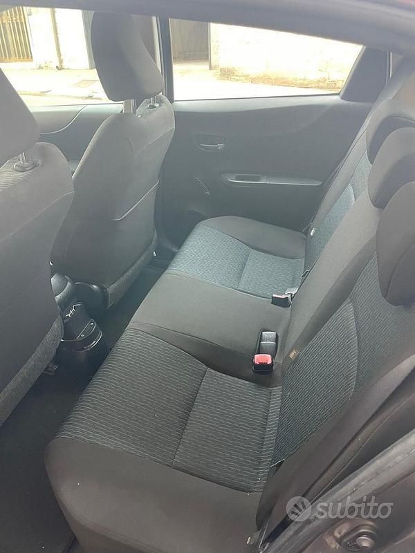 Begagnad Toyota Yaris Lounge 90 HK (66 kW) 2011 Grå Halvkombi