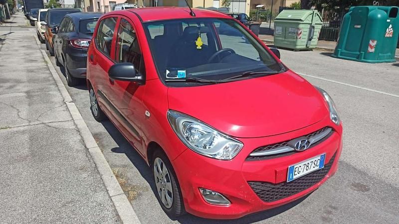 Usata Hyundai i10 Comfort 69 CV (50 kW) 2011 Rosso Utilitaria