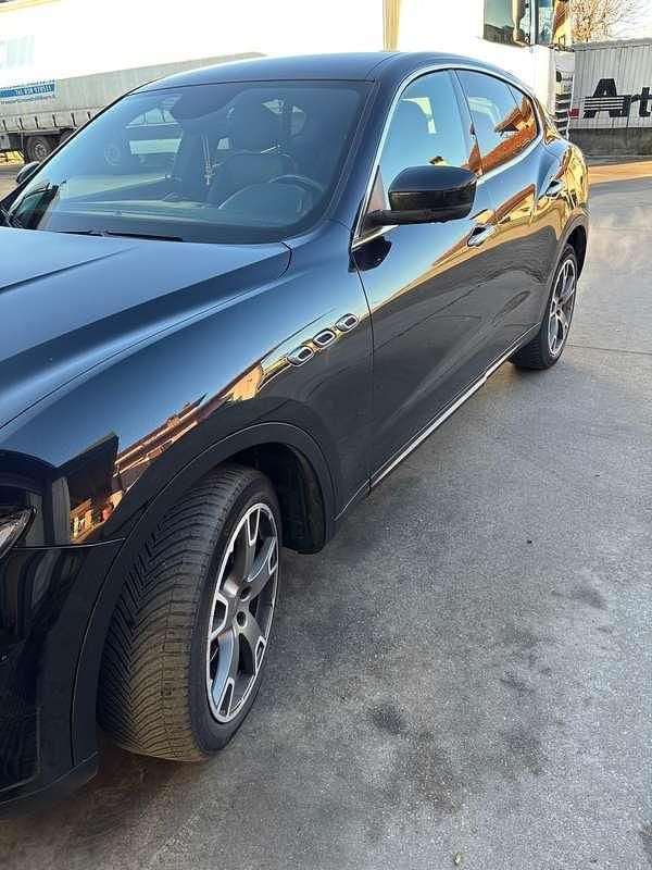 Usata Maserati Levante 275 CV (202 kW) 2016 Nero SUV