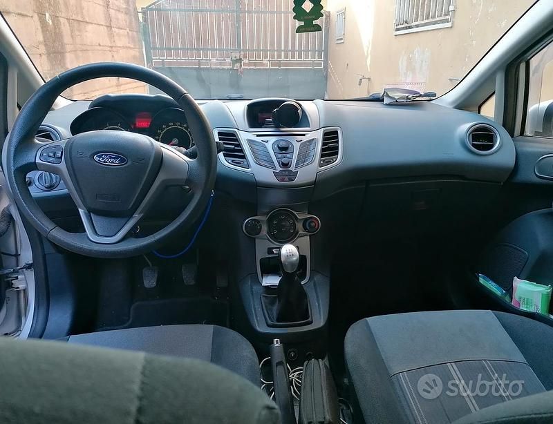 Usata Ford Fiesta 96 CV (70 kW) 2010 Grigio Berlina
