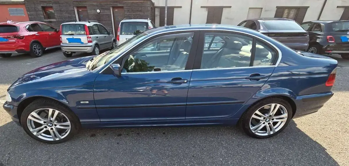Usata BMW 330 Efficient Dynamics 231 CV (169 kW) 2001 Blu/azzurro Berlina