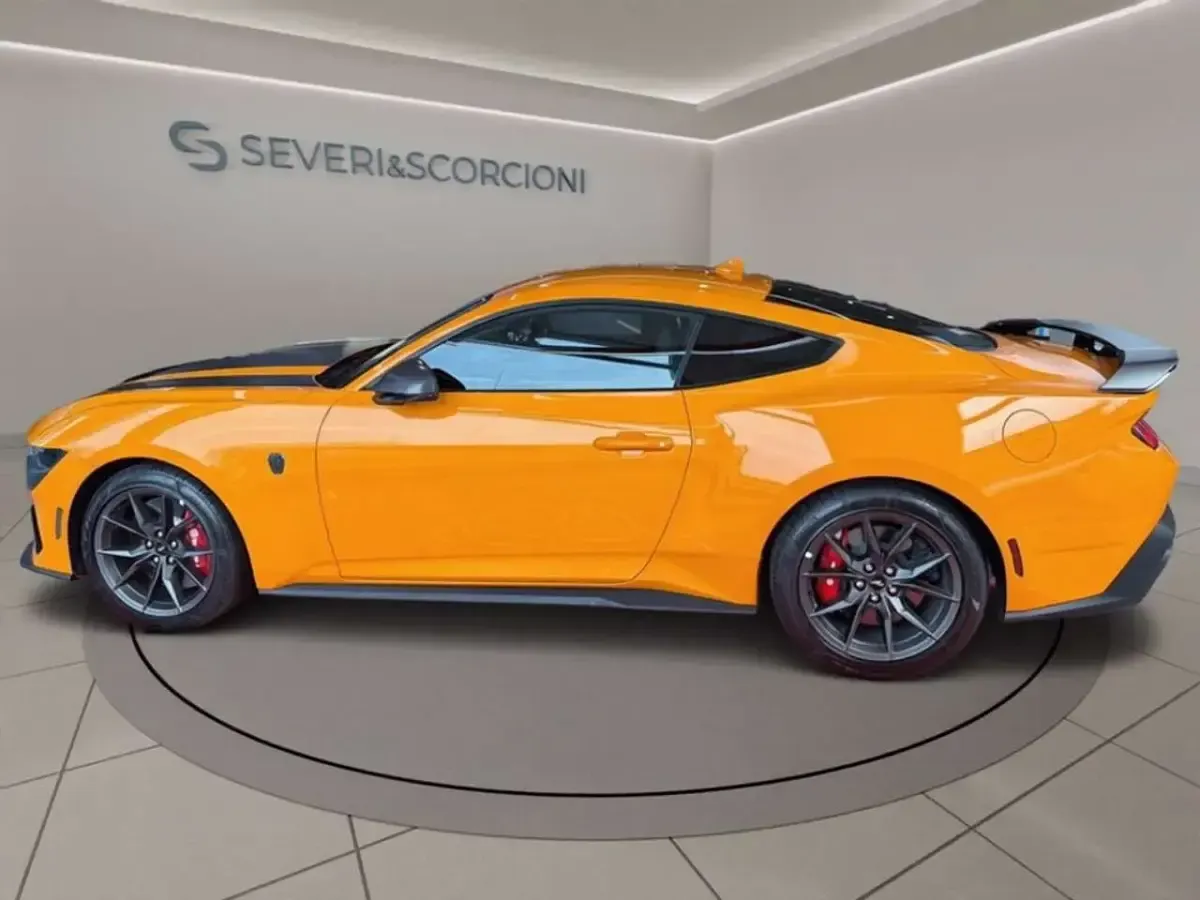 Nuova Ford Mustang Dark Horse 454 CV (333 kW) 2026 Arancione metallizzato Coupé