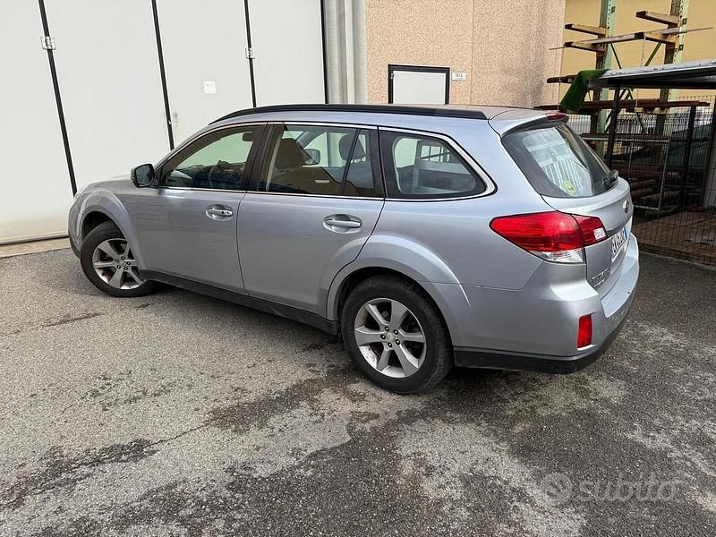 Usado Subaru Outback Comfort 150 CV (110 kW) 2014 Gris Berlina