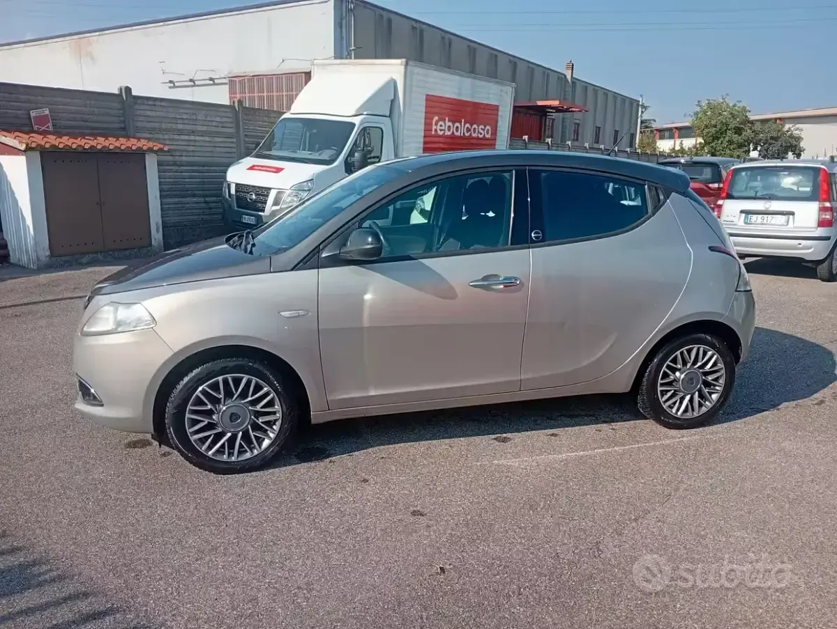 Usata Lancia Ypsilon 69 CV (50 kW) 2012 Marrone Utilitaria
