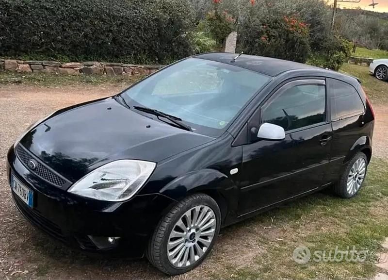 Nero Usata 2005 Ford Fiesta Ghia Tre volumi | 1250 € (Molto cara) - Immagine 1/3