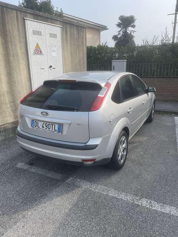 Usata Ford Focus 110 CV (80 kW) 2007 Argento Berlina