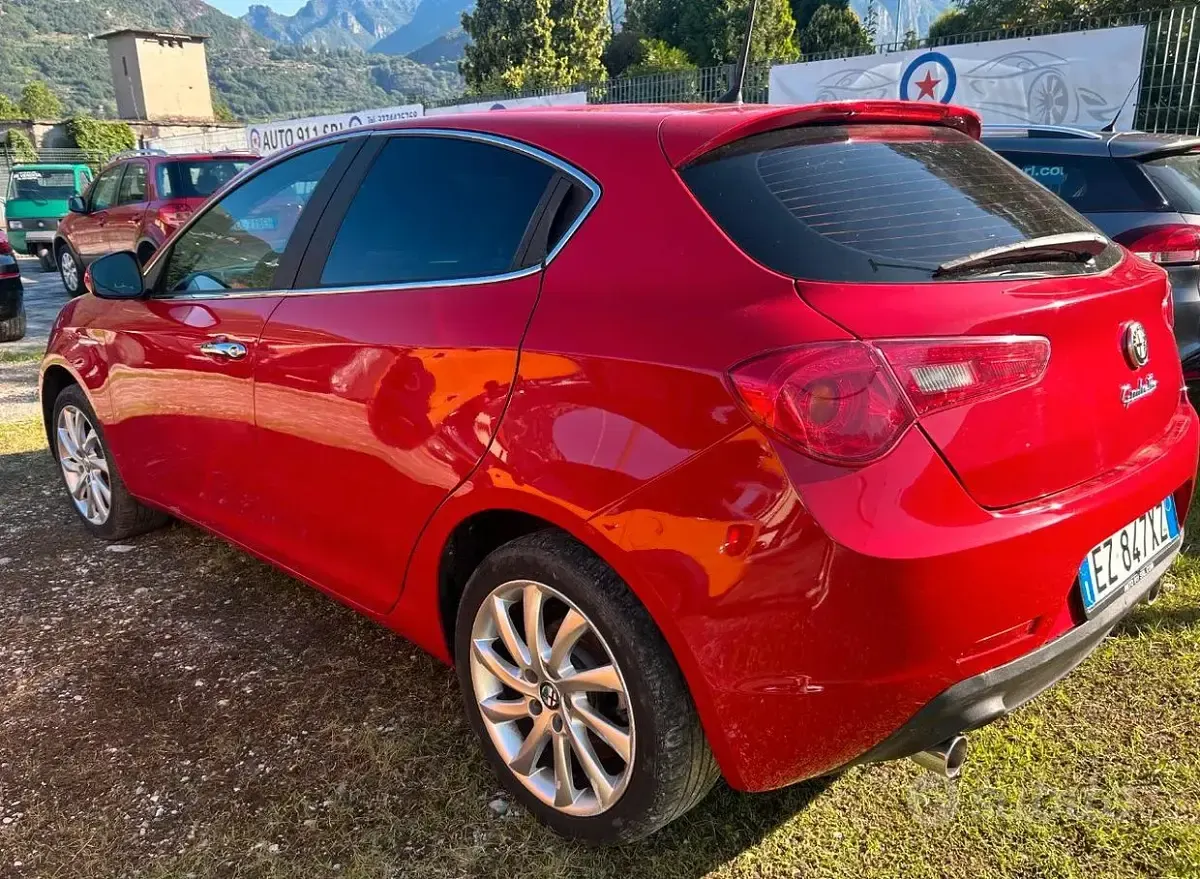 Usata Alfa Romeo Giulietta Distinctive 150 CV (110 kW) 2015 Rosso Utilitaria
