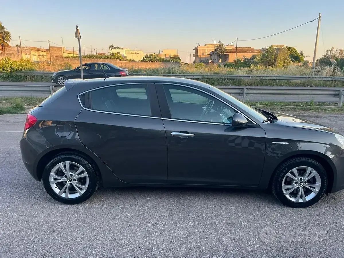 Usata Alfa Romeo Giulietta Distinctive 105 CV (77 kW) 2010 Grigio Utilitaria