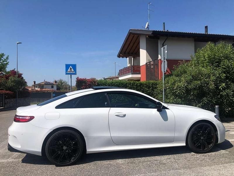 Usata Mercedes E220 AMG line 194 CV (142 kW) 2017 Bianco Coupé