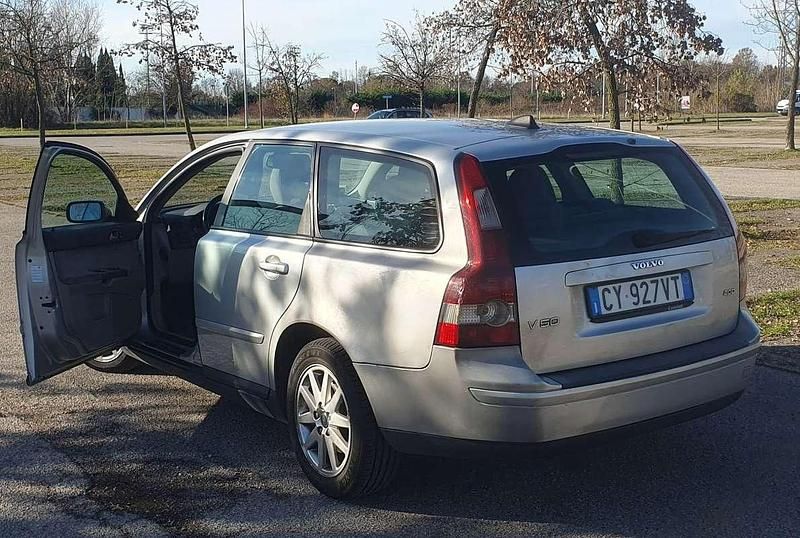 Usata Volvo V50 Momentum 136 CV (100 kW) 2006 Argento Station wagon