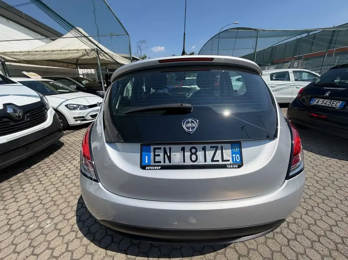 Usata Lancia Ypsilon Gold 95 CV (69 kW) 2012 Argento Utilitaria