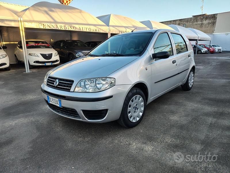 Grigio Usata 2007 Fiat Punto Classica Tre volumi | 1699 € (Buon prezzo) - Immagine 1/4