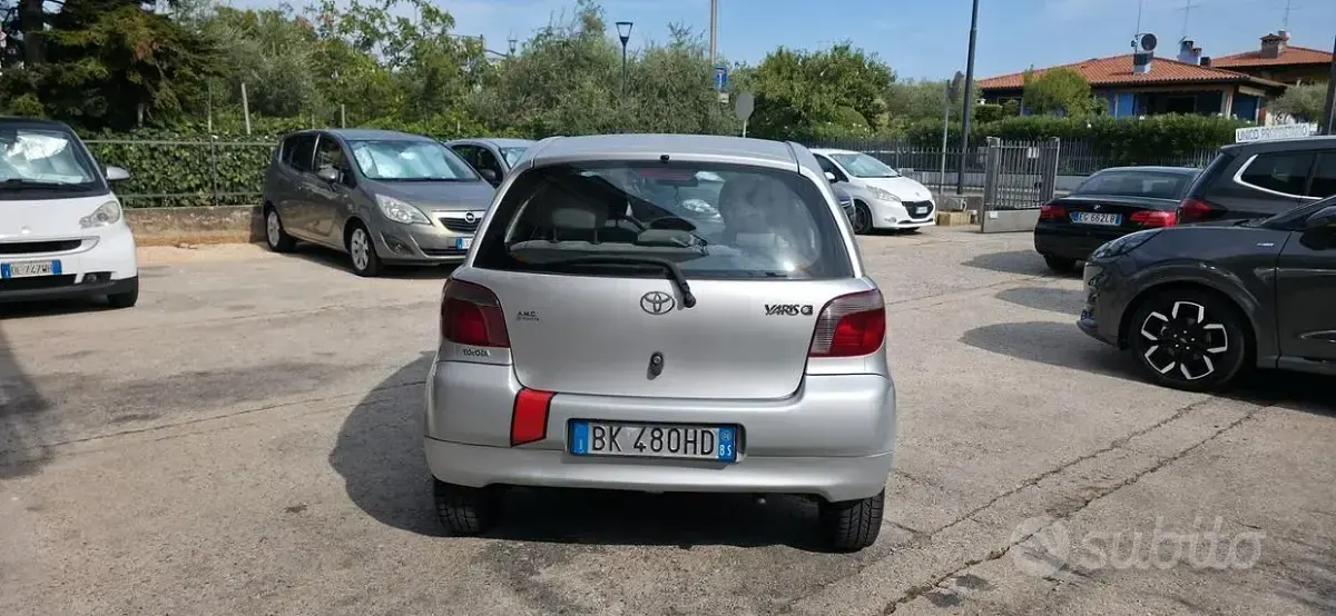 Usata Toyota Yaris Sol 68 CV (50 kW) 2000 Grigio Berlina