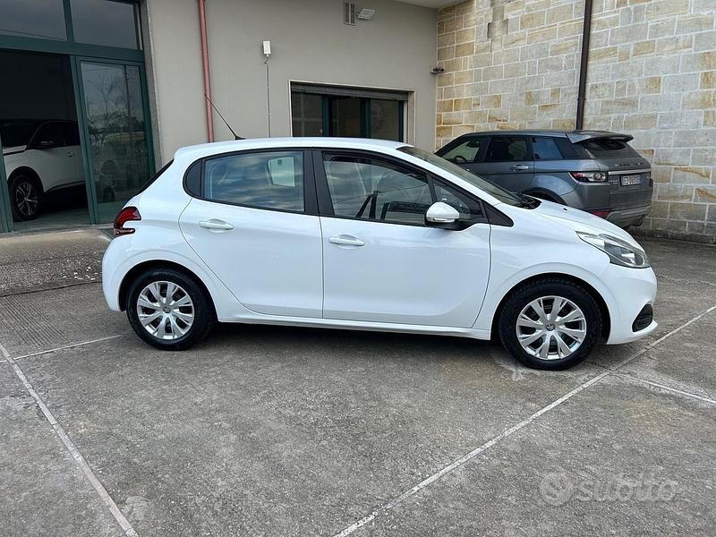 Usata Peugeot 208 Active 68 CV (50 kW) 2015 Bianco Utilitaria