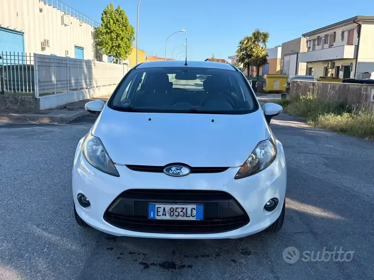 Second-hand Ford Fiesta Titanium 92 CP (67 kW) 2010 Alb Berlinǎ