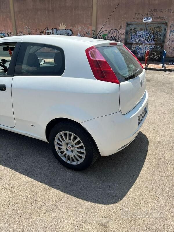 Usata Fiat Grande Punto 77 CV (56 kW) 2007 Bianco Utilitaria