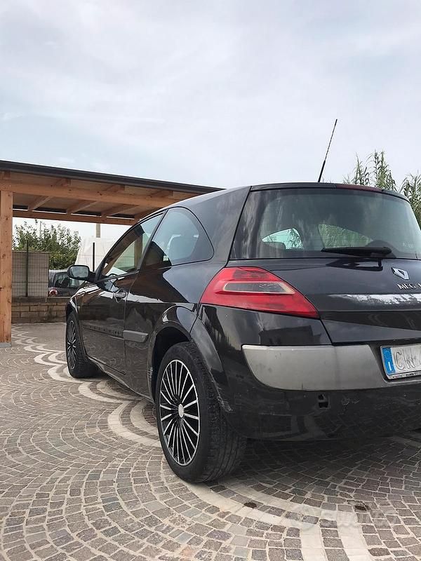 Usata Renault Mégane II 100 CV (73 kW) 2004 Nero Utilitaria