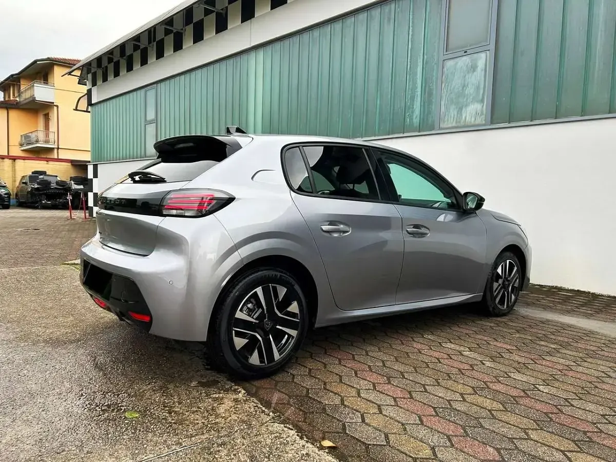 Usata Peugeot 208 Allure 101 CV (74 kW) 2025 Grigio artense Utilitaria