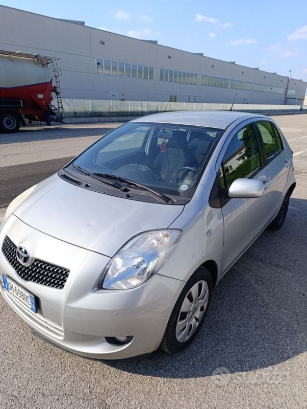 Usata Toyota Yaris 86 CV (63 kW) 2007 Grigio Utilitaria